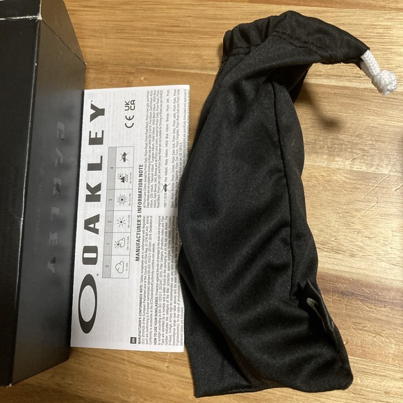 NEW Oakley Fuel Cell Sunglasses Matte Black Frame Grey Polarized Lens 9096-05 - Picture 12 of 12